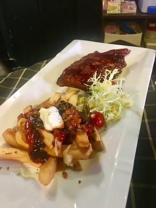 醬燒豬仔骨配鋪天薯條