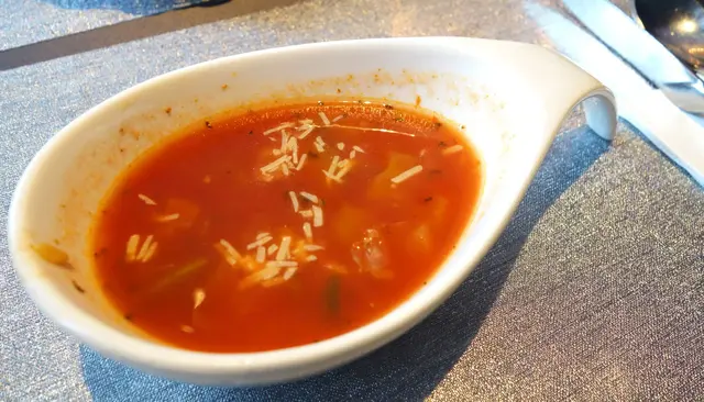 橙紅的湯濃香帶酸勁，而這酸度亦相對地開胃