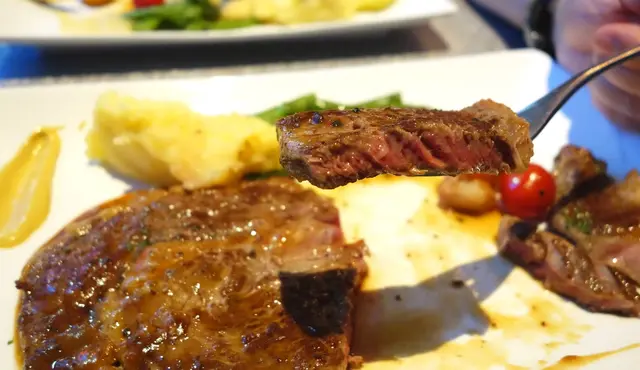 份量如面皮般大的肉眼扒，熟成度控制得不錯，切開後沒有血水的滲出