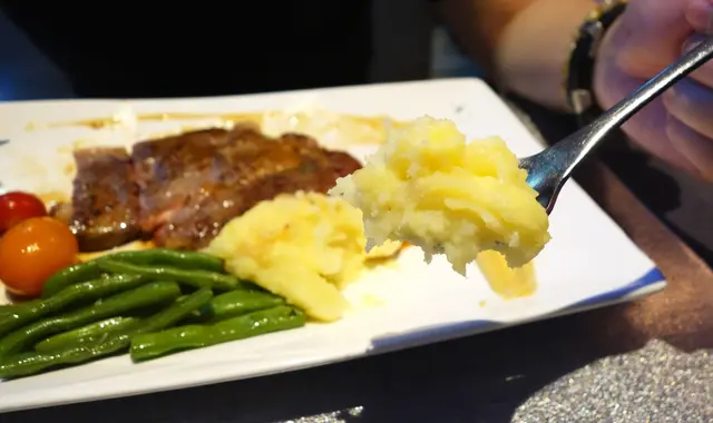 最值得一讚的是伴碟的薯蓉，不是開粉那種，而是用薯仔製成，有誠意得多