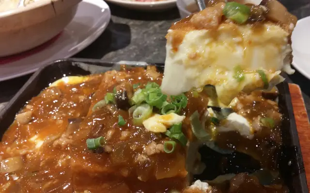 口感好滑, 有點像玉子豆腐, 醬汁有炸菜、肉碎等調配, 帶一點微辣