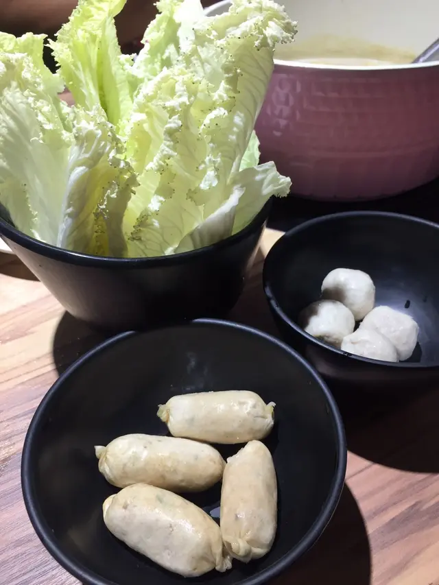 娃娃菜、黑豚肉腸、鴨肉丸