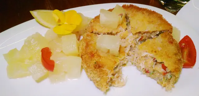 黃金蟹餅配菠蘿莎莎