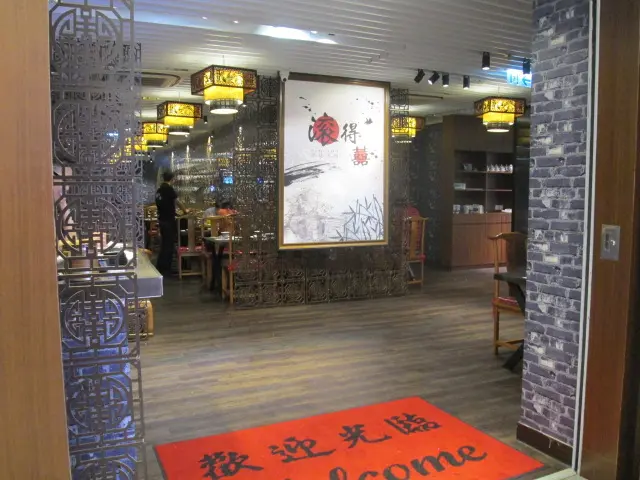 裝潢如宮廷般那麼華麗的火鍋店