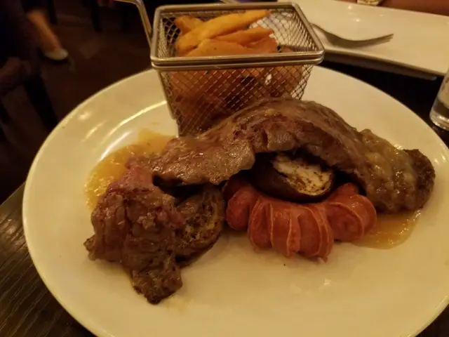 牛扒完全無牛味，一分錢一分貨，薯角炸得好味