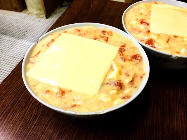 一啖過吃到麵、蕃茄和蛋芡，杰身之餘甜甜酸酸，非常有飽肚感。反而芝士加了味道上也沒太大改變