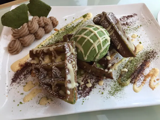  很豐富，除了窩夫配抹茶雪糕，還有栗蓉配抹茶曲奇，好好味。