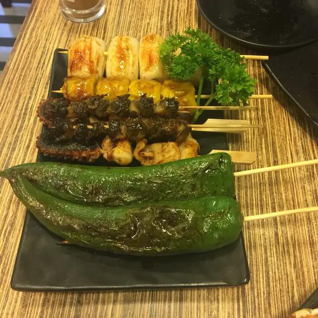 蜜汁燒芝心獅子狗($29)/串燒蜜糖燒賣($16)/燒鮮味海螺串($30)/汁燒八爪魚鬚串($25)/火辣惹味燒尖椒($16)