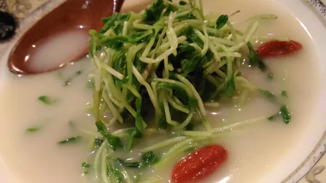 魚湯浸碧綠溫室菜苗