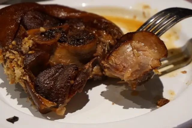 採先鹵後焗的處理手法,肉味深沉,肉香更明顯,亦難得保持肉嫩