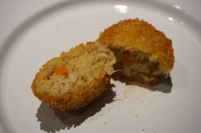 用刀切開可見絲絲縷縷的蟹肉填塞於蟹餅之內,只加進零星甘荀粒作綴。