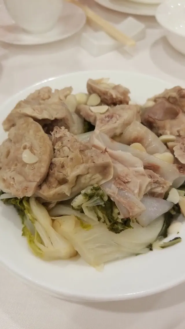 杏汁豬肺湯，個人認為大榮華味道取勝。應該欠了陳賢，金腿，果皮配合，其實都可以接受，杏仁味濃郁。价錢超值👍