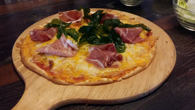 Pizza 皮很軟, 面層的ham 很大塊, 份量剛好!