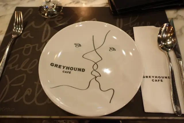 桌上的碟子設計獨特是 Kiss Kiss 圖案！