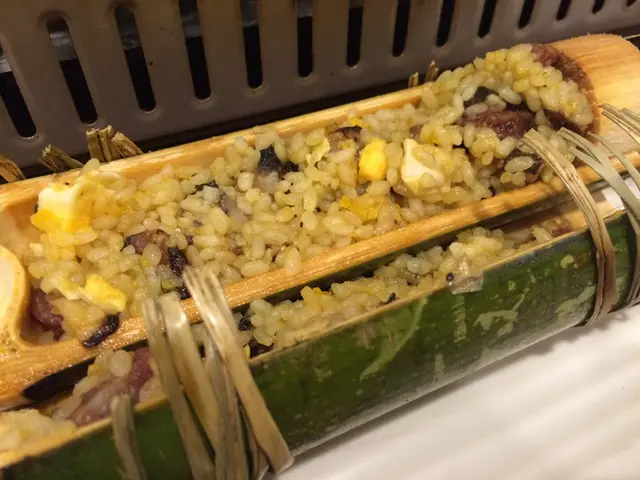 咸蛋冬菇臘腸竹筒飯