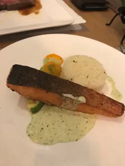 香煎挪威三文魚扒配鮮香草忌廉汁 牛油香飯