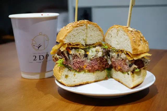 2DP素牛大啡菇漢堡配炸蕃薯片及沙律