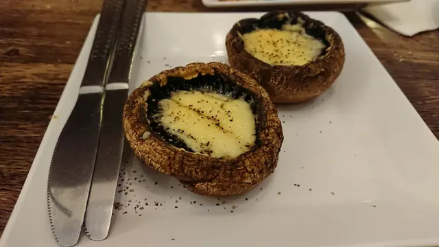 小食拼盤OK👍店員推介💁

草莓紅茶🍓點紅點綠🍹個人推介💁

芝士焗大啡菇🍄juicy & 菇有菇味😋

南瓜忌廉湯🎃creamy & 南瓜有南瓜味😋

最後細心嘅店員準備咗藍莓芝士餅🍰碟上加名字😘Thanks so much!