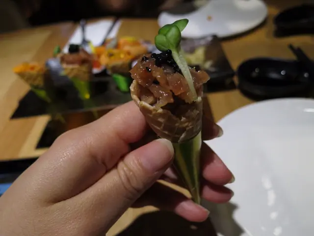 吞拿魚蓉拼黑魚子醬脆筒