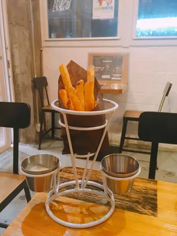 跟餐薯條配兩款醬