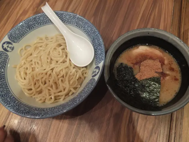 以沾麵來說，湯底唔夠濃，但面頭重本下了大量鰹魚粉，勉強收貨。
以為以叉燒命名，會好多叉燒，但只有２舊，同個食物名唔夾。
紫菜未至於軟，但唔脆。
想食沾麵，但又唔想出銅、尖、旺，可以一試！
