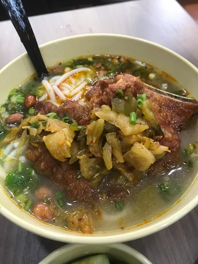 阿一豬扒酸辣米線