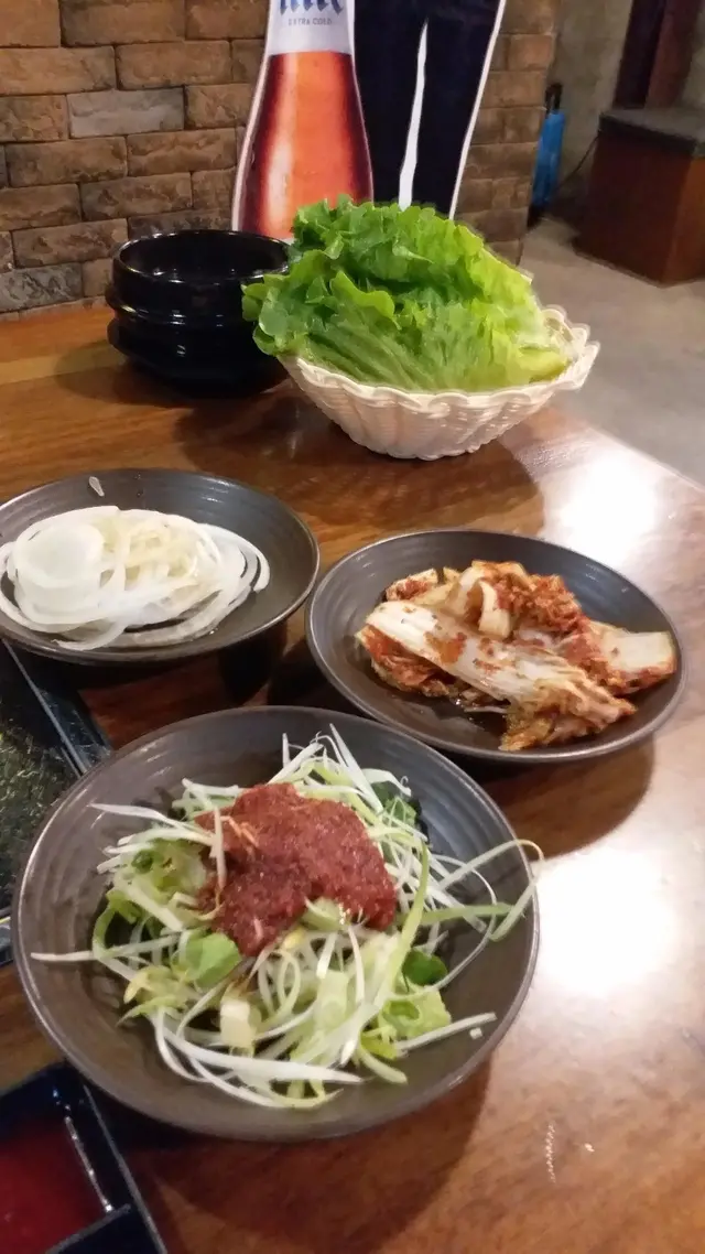 我地坐低,侍應先送上前菜.