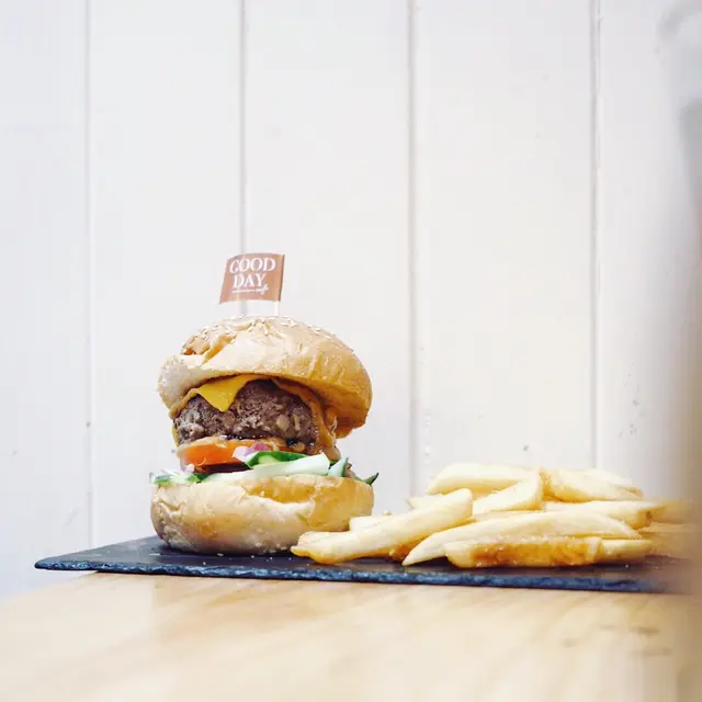 爽瓜瓜熔岩牛肉芝士漢堡 (配特調花生醬)