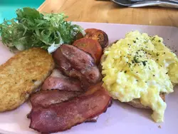 Eggs on toast 及外加配菜