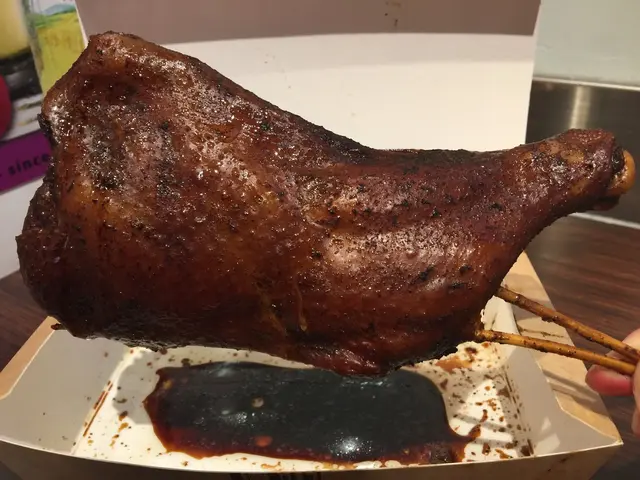 雞髀肉嫩滑多汁,微微散發着瑞士汁的甜、花椒八角的五香,不錯吃!😋