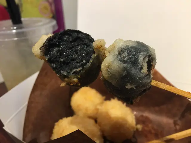 墨魚汁香腸咬落去卜卜脆,和台灣香腸差不多,不錯吃!😋