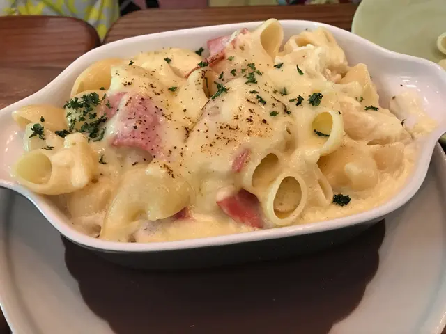 濃郁芝士卡邦尼焗柺子麵