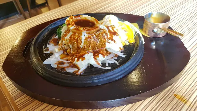 溫泉蛋他他汁漢堡扒