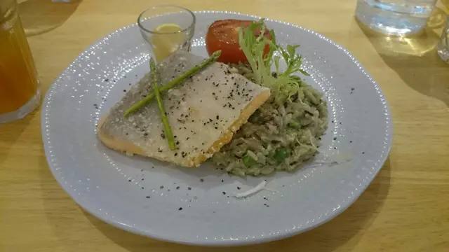 刺身級挪威三文魚英式豌豆繪飯