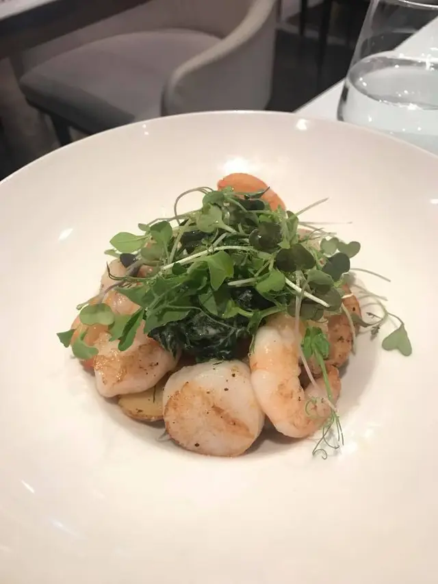 香煎帶子海蝦伴炒薯及菠菜配檸檬香草汁 