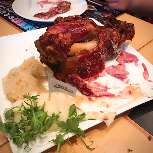 秘製德國鹹豬手配香滑薯蓉及酸椰菜