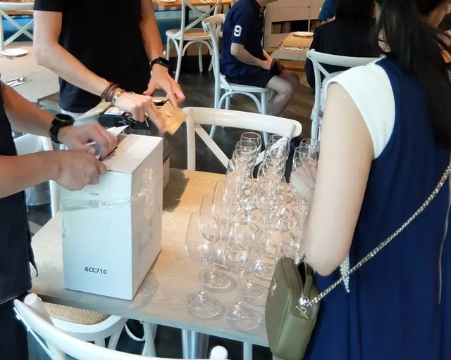 多給我們一張四人方桌放餐酒餐杯. (免開瓶費)