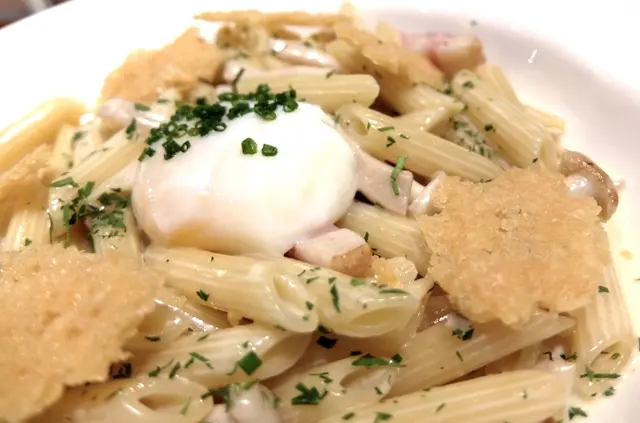 carbonara 卡邦尼長通粉, 全晚焦點所在 !!! 看似簡單的菜式, 最能試出廚師功架, 正如乾炒牛河一樣. 對於卡邦尼, 裊多港人都受 creamy, 越濃越淍便認為足料好味. 其實剛好相反, 不油不膩才是上品, 加上一隻溫泉蛋, 數片脆芝士, 不能形容的和諧. 我們又 ENCORE 了兩碟.