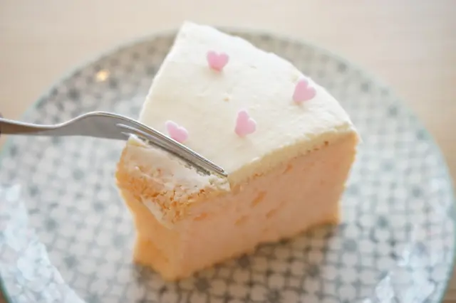 雪芳蛋糕抹上奶油，綴以心形糖片，喜歡這種簡約、乾淨。