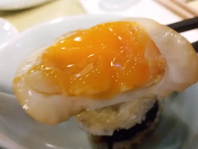 茶燻流心蛋伴黑魚子醬配厚切茄子