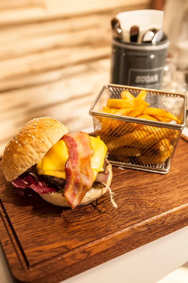 牛肉漢堡的賣相很吸晴，入口也很juicy。炸薯條也很好吃，脆口又有薯香。