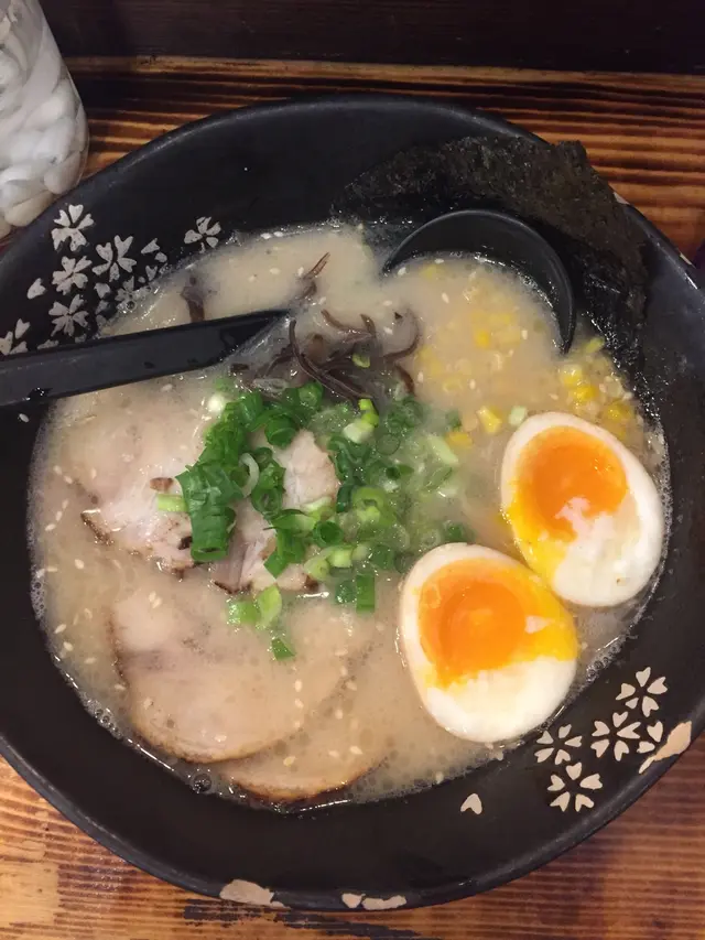 小店站牌拉麵，叫了濃湯，正