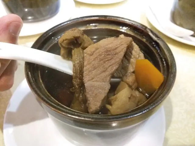 原盅燉姬松茸淮山燉甘荀黑毛豚肉湯