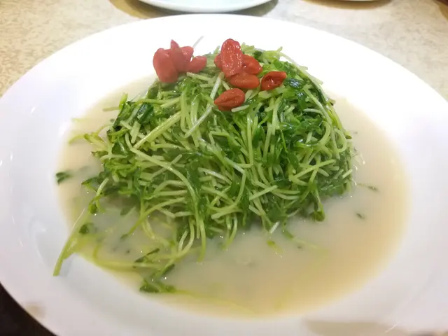 魚湯浸碧綠溫室菜苗