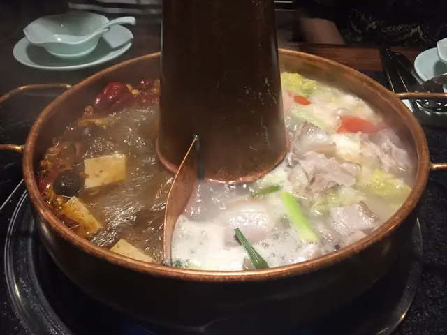 酸菜白菜鍋拼麻辣鍋