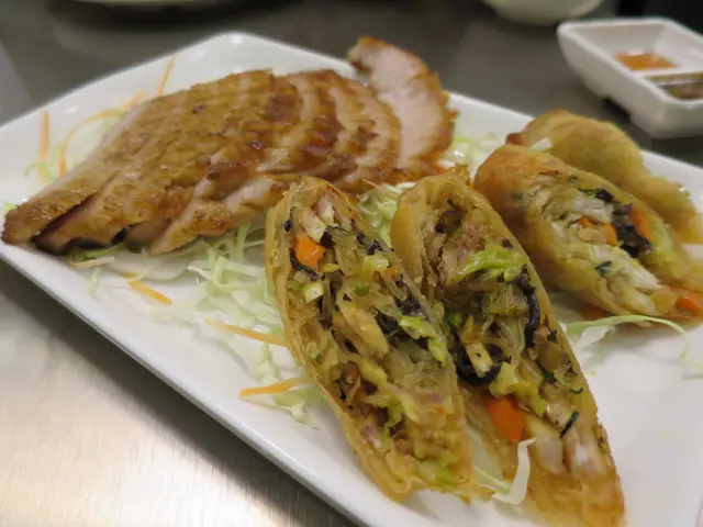 特別喜歡個豬頸肉，乾身得來又入味，再點醬油真係好正