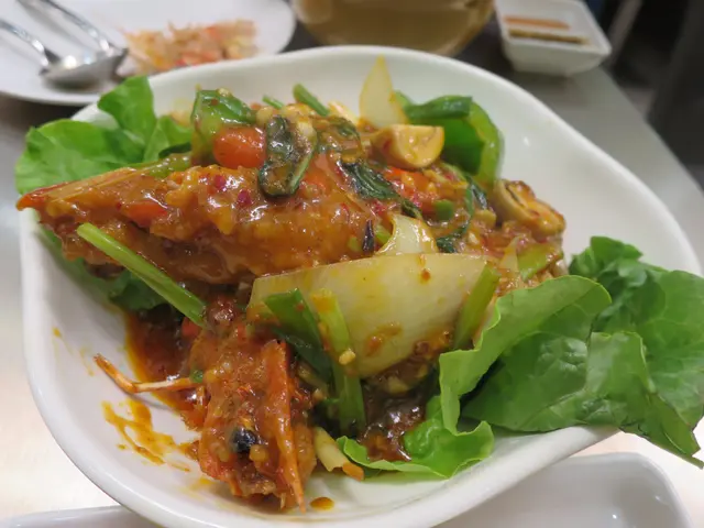 呢個蝦係先開邊再去炸，炸完再炒，所以好香口，汁濃得來蝦又脆!