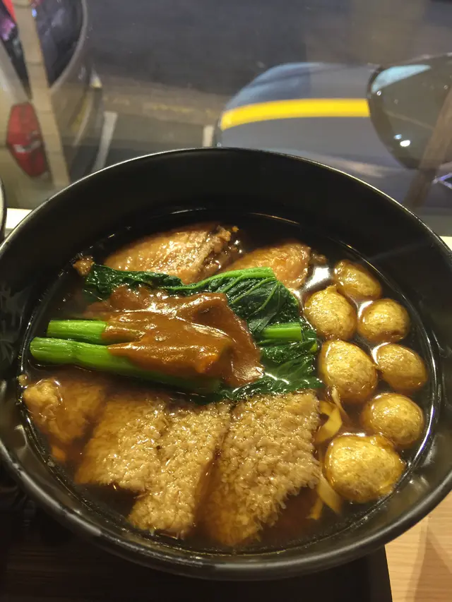 牛肚雞翼魚蛋粗麵加辣汁