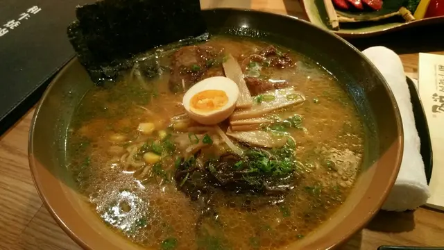 辛辣和牛牛排肉拉麵