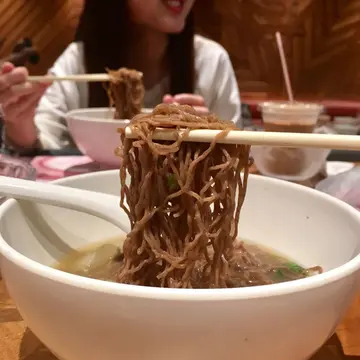 大官清汤腩八角面